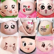 Resim 1 adet TEASPRING Hamilelik Göbek Stickerı - "Küçükim" & "Anne Benim" İfadeleri ile Sevimli Karikatür Tasarımı, Kendinden Yapışkanlı Yeniden Kullanılabilir Plastik Dekal, Bekleyen Anneler için Eğlenceli ve Samimi Hatıra, Hamilelik Fotoğrafları, Oyunbaz Tasarım, Parlak Yüzey 