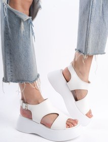 Resim Limeo Beyaz Yüksek Taban Üstü Kapalı Yanları Açık Tokalı i Yazlık Kadın Dolgu Topuklu Sandalet 