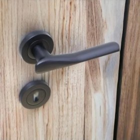 Resim Hakay Royal Mat Siyah Sürgülü Kapı Kolu - Daire Rozetli 