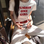 Resim Kadınların "NUMARA BİR" Grafikli Tişörtü - Dar Kesim Kısa Kollu Rahat Üst, Cesur Kırmızı Harf Baskılı, Makinede Yıkanabilir Her Mevsime Uygun Çok Yönlü Gömlek, Yaz Modası Üstü | Modern Rahat Gömlek | Kısa Kollu Üst, Bayan Tişörtleri 