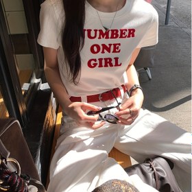 Resim Kadınların "NUMARA BİR" Grafikli Tişörtü - Dar Kesim Kısa Kollu Rahat Üst, Cesur Kırmızı Harf Baskılı, Makinede Yıkanabilir Her Mevsime Uygun Çok Yönlü Gömlek, Yaz Modası Üstü | Modern Rahat Gömlek | Kısa Kollu Üst, Bayan Tişörtleri 