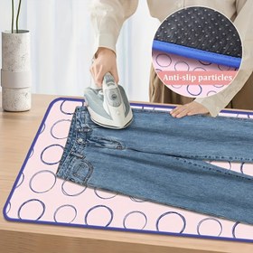 Resim 1 Adet Taşınabilir Isıya Dayanıklı Ütü Pedi - Katlanabilir Kaymaz Ütü Matı, Asma Halkalı, Seyahat ve Ev Kullanımı İçin Tasarruflu Tasarım, Dayanıklı Polyester, İdeal Tatil Hediyesi, Kompakt Stil, Sağlam Yapı, Çamaşır Temel Malzemesi, Isıya Dirençli Malzeme, Küçük Alanlar İçin 
