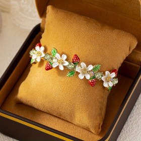 Resim Kadınlar İçin Çiçekli ve Çilekli Bilezik - Bahar Tokalı, Beyaz Çiçekler, Kırmızı Meyveler - Günlük, Parti, Festival Takısı - Şık Çiçek Bileziği, Tatil Aksesuarı, Zarif Tasarım, Trendy Kadın Hediyesi 