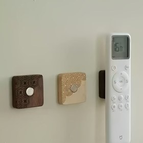 Resim 1'li Paket Matkap Gerektirmeyen Manyetik Uzaktan Kumanda Tutucu - Sağlam Ahşap Yapı, Yer Tasarruflu Duvar Montaj Organizatörü Güçlü Mıknatıslı - Oturma Odası, Ev Ofisi, TV için - Standart Uzaktan Kumandalarla Uyumlu - Modern Dekorasyon, Televizyon Uzaktan Kumandası, Çağdaş Tasarım, Doğal Ahşap Bitiş 
