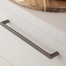 Resim System 4732 Modern Tırtıklı Kulp Koyu Bronz Saten Renk 192 mm (Iki Delik Arası Mesafe) 