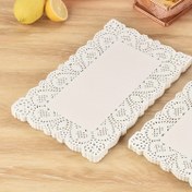 Resim 100 adet Beyaz Tek Kullanımlık Dantel Kağıdı Doyler - Masalar için Şık Dikdörtgen Placemats, El Sanatları, Kahve, Kek ve Tatlar için Mükemmel, Noel Tatili Dekoru, Gıda Sınıfı Malzeme, Toplu Set, Parti Masa Örtüsü | Dekoratif Kağıt Doyler | Yivli Kenarlar 
