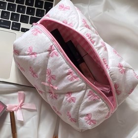 Resim Şık Pembe Fiyonk & Çiçekli Kapitone Kozmetik Çantası Kadınlar İçin - Fermuarlı Taşınabilir Polyester Makyaj Organizatörü, Kokuşuz, Ruj & Seyahat Gereçleri İçin İdeal 