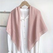 Resim Kadınlar için Yumuşak Pembe Polyester Kare Eşarp - Hafif, Nefes Alabilir ve Rüzgar Geçirmez Şal Günlük Geziler İçin 