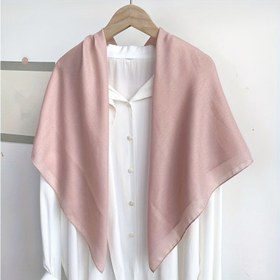 Resim Kadınlar için Yumuşak Pembe Polyester Kare Eşarp - Hafif, Nefes Alabilir ve Rüzgar Geçirmez Şal Günlük Geziler İçin 