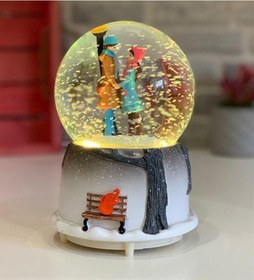 Resim Sokak Lambası Altında Elele Tutuşan Romantik Aşıkla Işıklı Müzikli Kar Küresi 