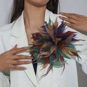 Resim Bohem tarzı el yapımı renkli yapay tüy broş, zarafet ve çok yönlülük sergiler, takım elbise ve elbiseler için mükemmel. Bu şık takı aksesuarı, kadınlar için günlük giyim, partiler ve her türlü durum için idealdir, onu sevgilisinin Sevgililer Günü hediyesi olarak mükemmel kılar. 