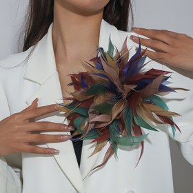 Resim Bohem tarzı el yapımı renkli yapay tüy broş, zarafet ve çok yönlülük sergiler, takım elbise ve elbiseler için mükemmel. Bu şık takı aksesuarı, kadınlar için günlük giyim, partiler ve her türlü durum için idealdir, onu sevgilisinin Sevgililer Günü hediyesi olarak mükemmel kılar. 