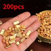 Resim 200 adet minyatür altın bar seti, altın külçeler olarak tasarlanmış, DIY dekorasyon için mükemmel, ultra gerçekçi detaylara sahip, katı plastikten yapılmışır ve elektrokaplama işlemi ile dayanıklılık ve solmazlık sağlanmıştır. 
