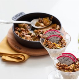 Resim Lava Döküm Yuvarlak Güveç Kabı Döküm Demir Yekpare Çift Kulplu Kayın Servis Ahşabı Çap(Ø)14cm. Siyah 