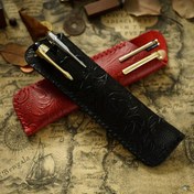 Resim Karmaşık Oyma Tasarımlı El Yapımı Hakiki Deri Kalem Kılıfı – Vintage Tarzı Dış Mekan Araçları İçin Kılıf, Siyah & Kırmızı Kabartmalı Çiçek Desenleri, Dayanıklı İnek Derisi Malzeme 
