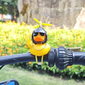 Resim 1 adet Serin Ördek Motosiklet Dekoru Şarap Kaskı ve Pervane ile - Dayanıklı PVC, Çoğu Bisiklet ve Scooter için Elastik Askı, Tüm Durumlar için İdeal Hediye 