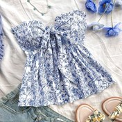 Resim Çiçekli Omuzdan Askılı Fırfır Etekli Tüp Üst - Şık Mavi ve Beyaz Çiçek Baskısı, Ön Düğüm, A Kesim Silüet, Bahar/Yaz Tatilleri için Yarı Saydam Polyester Karışımı 