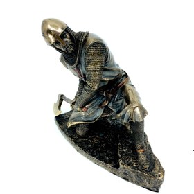 Resim Balta ile Savaşan Orta Çağ Tapınak Şövalyesi Koleksiyonluk Biblo 