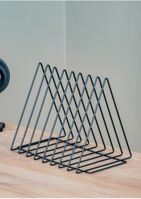 Resim Uyan Ev Ürünleri UYAN EV ÜRÜNLERİ Metal Üçgen Dergilik Kitaplık Plaklık Masa Üstü Çok Amaçlı Düzenleyici 