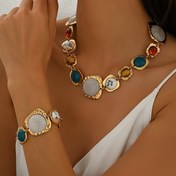 Resim İki Retro Lüks Kadın Takı Seti, Altın Metal ile Renkli Taşlarla Süslenmiş Bir Kolye ve Bilezikten Olusur. Formal Durumlar İçin Uygun, Akşam Yemekleri, Partiler, Düğünler vb. Gibi Durumlara Uygun Bir Hediyedir. Kız Arkadaşları ve En İyi Arkadaşları İçin Bir Deha Hediyesidir, Doğum Günleri, Yıldönümleri ve Diğer Festivaller İçin de İdeal Bir Hediye Olur. 