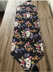 Resim Siyah Zemin Çiçek Desenli Runner Çok Renkli 