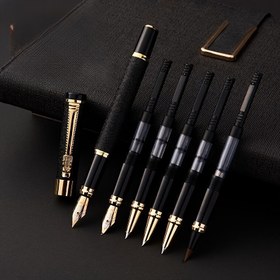 Resim 7 Parça Lüks Metal Dolma Kalem Seti - Şık Siyah Hediye Kutusu, Altın Detay Tasarım, 6 Uç Boyu (İnce, Orta, İncelikli Geniş, Ekstra-İnce, Büyük, Extra-Büyük), Döner Mekanizmal & Kapak Kilidi, Ergonomic Tutuş için Akıcı Yazım Deneyimi - Ofis, Günlük veya Hediye Olarak Idealize Edilmiştir Zarif siyah altın şeritli ön kapatma, Çağdaş yazı ürünleri ile gündelik kullanım İçin, Şık dolama 