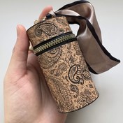 Resim Çiçekli PU Deri Ruj Tutucu Anahtarlık - Yuvarlak Silindirik Tasarım, Şık Çiçek Deseni, Siyah Kurdele & Taş Ayrıntı, Kadın Moda Aksesuarları, Kozmetik Saklama için Mükemmel | Dekoratif Ruj Kutusu | Sofistike Tasarım 