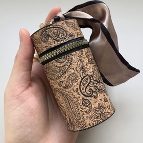 Resim Çiçekli PU Deri Ruj Tutucu Anahtarlık - Yuvarlak Silindirik Tasarım, Şık Çiçek Deseni, Siyah Kurdele & Taş Ayrıntı, Kadın Moda Aksesuarları, Kozmetik Saklama için Mükemmel | Dekoratif Ruj Kutusu | Sofistike Tasarım 