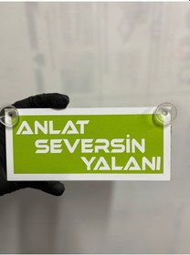 Resim Yeşil Renk Üzeri Beyaz Renk Anlat Seversin Yalanı Yazılı Vantuzlu Cam Süsü 