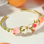 Resim Şık Bohem Taşlı Bilezik Çiçek & Meyve Tasarımlı - Kadınlar için Pembe Şeftali Çiçekli, Kırmızı Yemişli ve Turuncu Boncuklu Altın Ton Metal Açık Bangle, Tatil, Günlük Kullanım veya Hediye Verme İçin Mükemmel, Eğlenceli Cazibe Aksesuarı, Detaylı İşçilik 