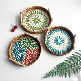Resim 1 adet Boho Rattan Örgü Tepsi, Kabuk Saplı, Açık Üst Depolama Organizatörü, Pencere Görünümü Tasarımı, Ev Dekoru Aksesuarı, Raflar 