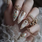 Resim 24 Parça NAIL NINA Retro Rokoko Tarzı Basınçlı Tırnaklar - Badem Şekilli Orta Boy Beyaz & Mavi Ombre Altın Detaylı, Zarif Desenler ve Taşlı Düğünler, Partiler, Galalar için Tırnak Takıları, Parti Aksesuarları 