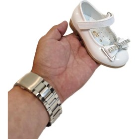 Resim Fiyra 8013 Beyaz Rugan Taşlı Kurdeleli Cırtlı Bebe Babet 