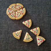 Resim 5 adet Mini Reçine Pizza Minyatürleri - Kawaii Sahte Yiyecek Bebek Evi Süsü ile Canlı Sarı ve Kırmızı Pizzalar, Gerçekçi Miniatur Manzara DIY El Sanatları Dekorasyonları için Ev, Ofis veya Hediyeler, Miniatur Bebek Evi, El Sanatları Dekorasyonları, Canlı Minyatürler, Renkli Minyatürler 