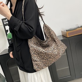 Resim Kadınlar için Büyük Kapasiteli Leopar Desenli Tote Çanta - Şık Bej Renkli Omuz Çantası, Siyah Tutacaklar ile, Günlük Kullanım, Rahat Geziler ve İş için Mükemmel, Rahat Geziler Çantası | Leopar Desenli Çanta | Kanvas Malzeme, Evcil Hayvan Severler İçin Hediye, Kadınlar İçin Tote Çantalar, Estetik Omuz Çantası, Şeffaf Plastik Fermuarlı Cep Astarı, Eşleşen Bileklik Dahil 