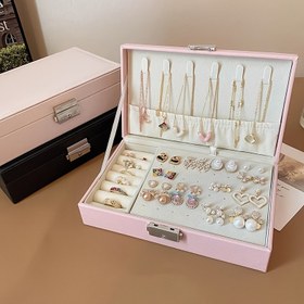 Resim Seyahat dostu bir mücevher kutusu, kompakt ve şık, küpeye kilitleme özelliğiyle, toz geçirmez bir depolama kutusuyla büyük kapasiteli bir gösteri kutusu içerir - Noel, Yeni Yıl, Sevgililer Günü ve Anneler Günü hediyeleri için mükemmel, mücevher kutuları 