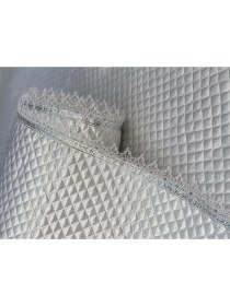 Resim Kaizen Carpet Vintage Sınırlı Üretim Özel Seri Saten Raf Örtüsü - Beyaz 35 cm Derinlik x 10 mt Boy Silver Su Taşı Detaylı Lüks Saten Kapitone Raf Örtüsü / Çekmece Örtüsü / Dolap İçi Örtü 