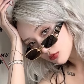 Resim Kadınlar için yüksek kaliteli plastik malzemeyle üretilmiş, sağlam ve dayanıklı, günlük giyim, fotoğraf çekimi ve aileye hediye olarak uygun, kadınların göz kulağı için bir çift kare retro minimalist Y2K tarzı gözlük 