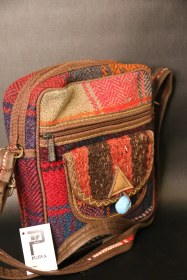 Resim Etnik Tarz Kilim Desenli, Fermuarlı, Üç Cebli, Orta Boy Renkli Omuz Çanta En 20 - Boy 25 Çok Renkli 