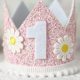 Resim 1. Doğum Günü için Şenlikli Glitter Taç: Pembe ve Beyaz Papatya Dekoru, Kek Kırma Fotoğraf Aksesuarı, Kızlar için Cadılar Bayramı, Noel Etkinliği ve Parti Malzemeleri 