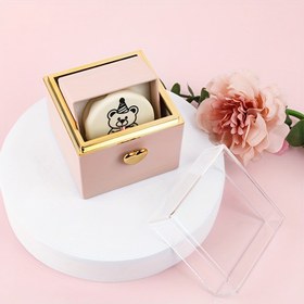 Resim Küçük Ayı Kek Yüzük Kutusu Döner Akrilik Takı Kutusu, Kumaş İçlikli, Sürpriz Teklif Yüzük & Kolye Tutucu, Mükemmel Doğum Günü Hediyeleri 