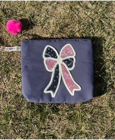Resim Mavi Fiyonk Kurdeleli Pul Payetli Ponponlu Portföy Clutch Makyaj El Çantası 25x28 Cm Renkli 