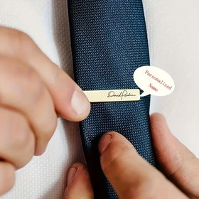 Resim 1 Adet Kişiselleştirilmiş Paslanmaz Çelik Kravat Klipsi - Özel Kazınmış İsim, Düğünler, Resmi Etkinlikler ve Özel Günler İçin Şık Erkek Kravat Barı, Koca, Babalar Günü veya Onur Misafiri için Mükemmel Hediye, Zarif Metalik Yüzey, Kaliteli Gravür Detayı 