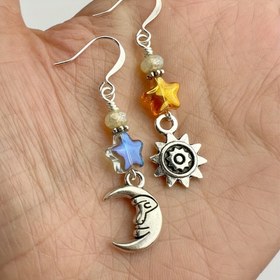 Resim Vintage Yaratıcı Ay Güneş Yıldızlar Oymalı Asimetrik Kadın Küpe Parti Toplantısı için Basit Bayanlar Tatil Giyim Anma Takısı 