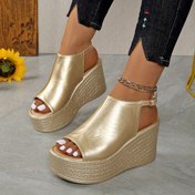Resim Kadınlar İçin Metalik Altın Renkli Slip-On Kama Sandalet - Açık Burunlu, Sentetik Taban ve Dış Tabanlı, Kalın Rahat Tabanı, Ayak Bileği Kayışı Tokalı Yazlık ve Günlük Kullanım 