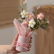 Resim El Yapımı Örgü Buketi Pembe Vazo ile - 5 Örgü Çiçeği, Kumaş, Sarma Kağıdı ve Dekoratif Kurdele Dahil - Anneler Günü, Sevgililer Günü, Doğum Günleri veya Yıldönümleri için Mükemmel - Bahar Ev Dekoru, Örgü Malzemeleri [6 Renk Mevcut] 
