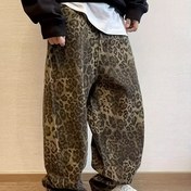 Resim Erkekler için Amerikan Sokak Giyimi Sahte Denim - Bol Kesim Leopar Desenli Pantolon, Günlük ve Resmi Kıyafetler İçin Esnemez Sahte Denim, Tüm Sezonlara Uygun Rahat Pantolon (Yetişkin Erkekler), Çok Yönlü Giysi, Cesur Desen, Kaliteli Dikiş, Şık Pantolon, Şehir Stili, Trend Moda, Dayanıklı Kumaş, Geniş Paça Pantolon, Genç Yetişkinler 