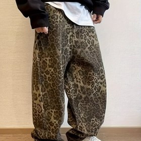 Resim Erkekler için Amerikan Sokak Giyimi Sahte Denim - Bol Kesim Leopar Desenli Pantolon, Günlük ve Resmi Kıyafetler İçin Esnemez Sahte Denim, Tüm Sezonlara Uygun Rahat Pantolon (Yetişkin Erkekler), Çok Yönlü Giysi, Cesur Desen, Kaliteli Dikiş, Şık Pantolon, Şehir Stili, Trend Moda, Dayanıklı Kumaş, Geniş Paça Pantolon, Genç Yetişkinler 
