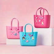 Resim MINISO Mini Soo - Barbie Sunshine Collection Delikli Tote Çantaları, Sevimli ve Şık, Pembe ve Mavi Renkli Nakışlı, Günlük Gezintiler İçin İdeal, Günlük Tote Çantası|Oyuncağı Aksesuar|Dayanıklı Tutma Sapı, Barbie Aksesuarları 
