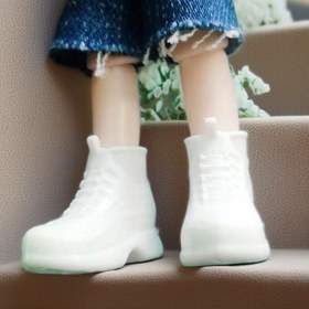 Resim Oyuncak Ev DIY Çamur Botları - Beyaz Plastik Yüksek Top Botlar Kalın Taban ile, Bebek Evi Dekorasyonu ve Aksesuarları için İdeal | Oyuncak Ev Botları 